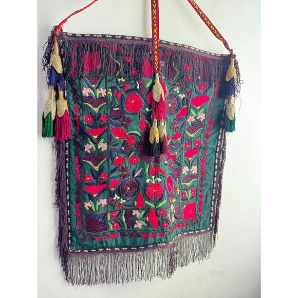 Silk Suzani Hand Embroidered Tapestry Uzbek Tribal Wall Hanging 20th Century - Picture 15 of 15